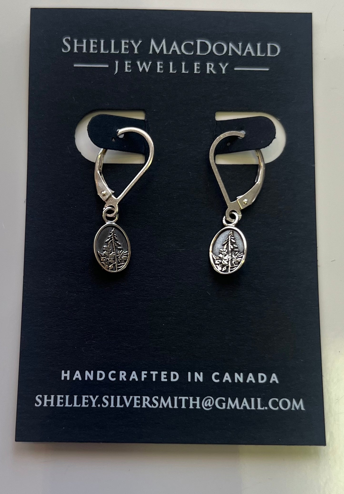 Petites boucles d'oreilles pendantes en épilobe