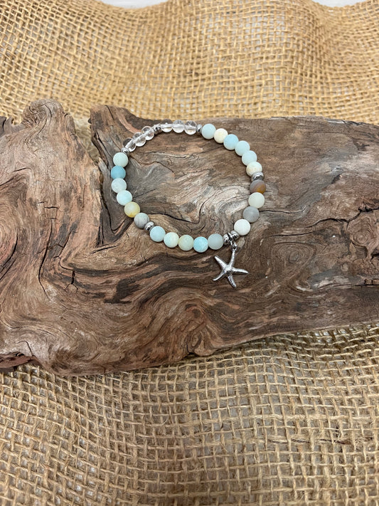 Petit bracelet perlé avec breloque