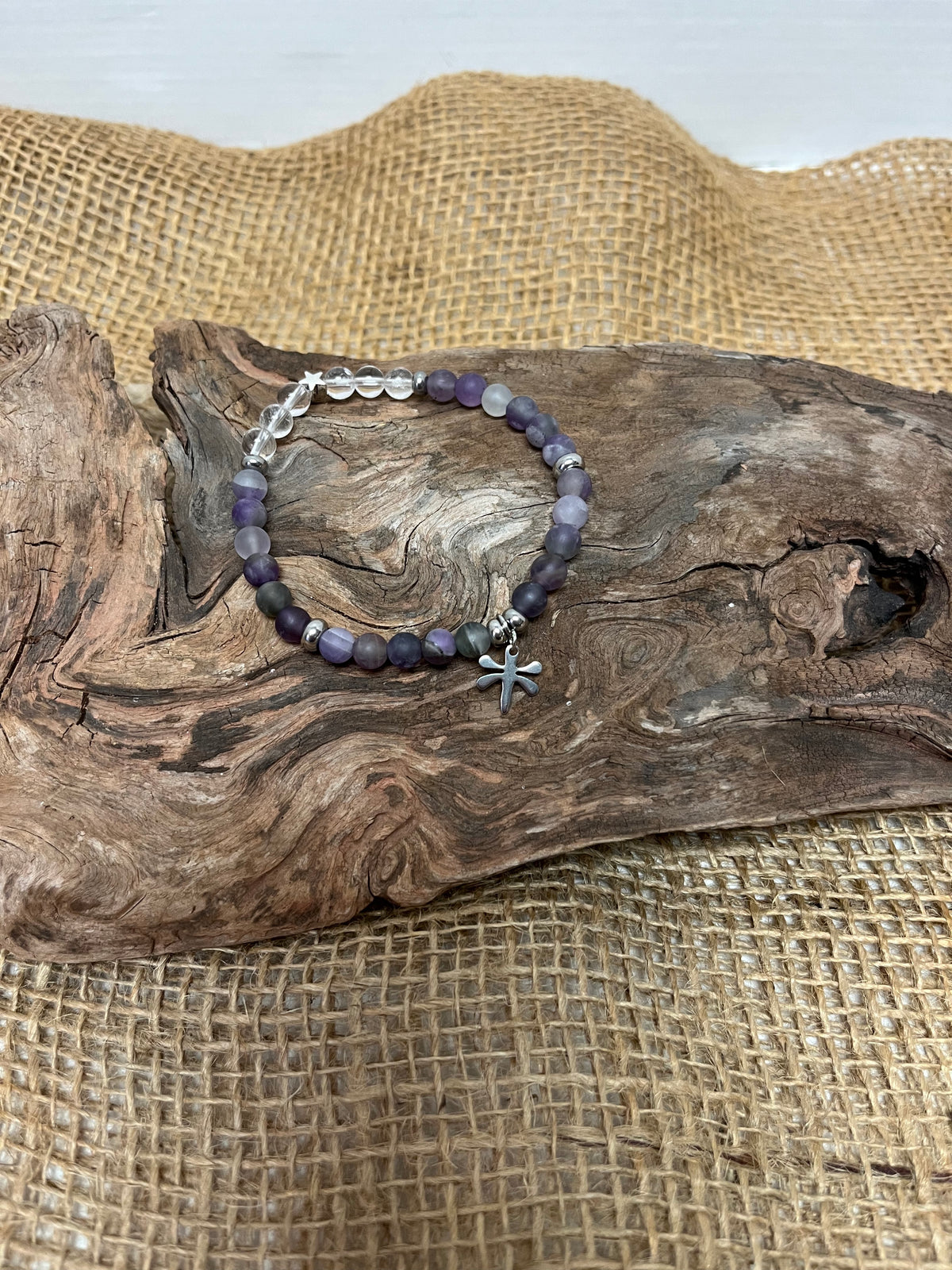 Petit bracelet perlé avec breloque