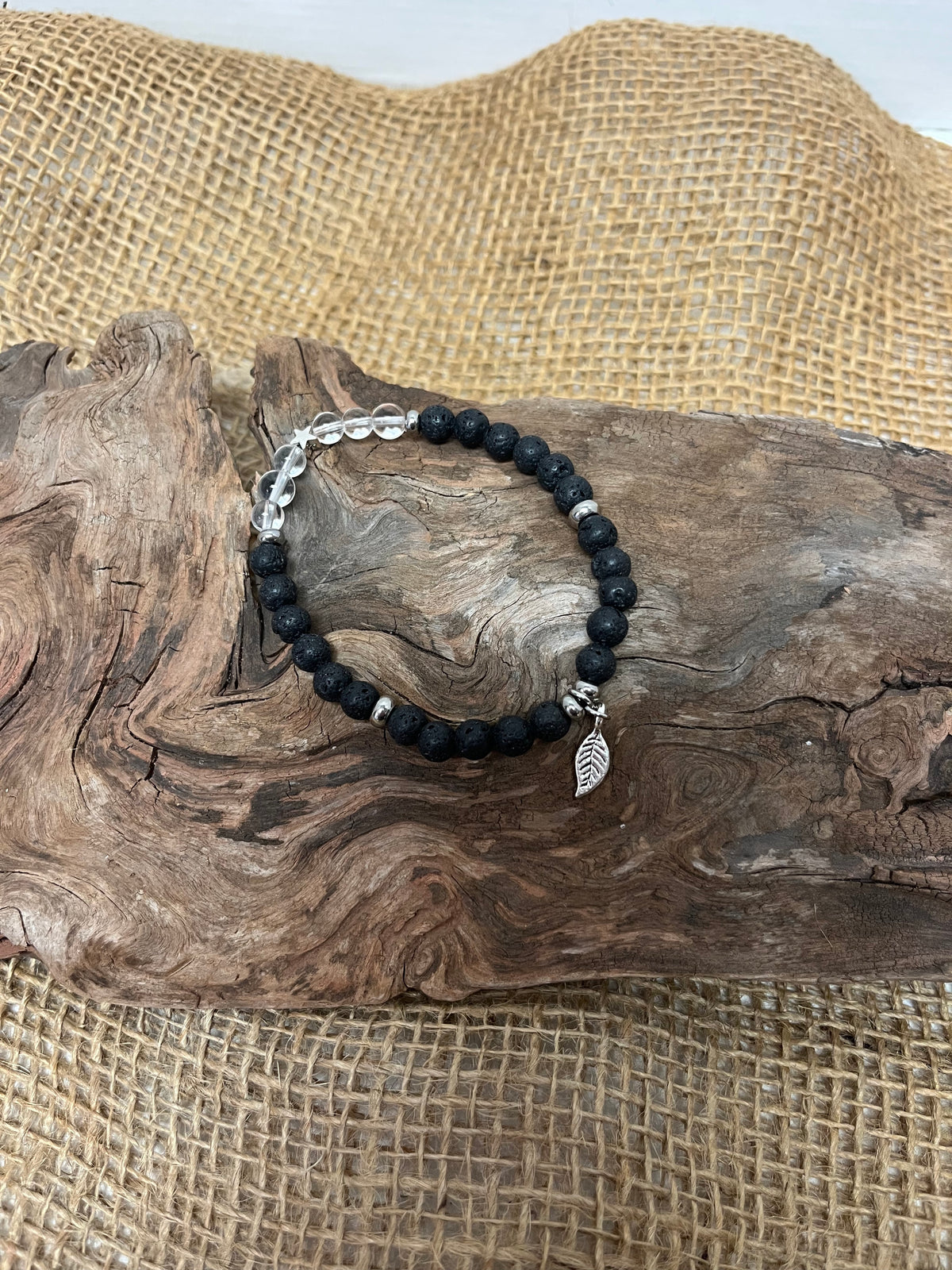 Petit bracelet perlé avec breloque