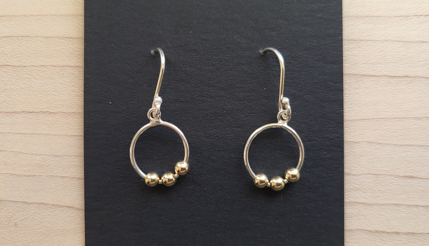 Boucles d'oreilles pendantes perlées dorées