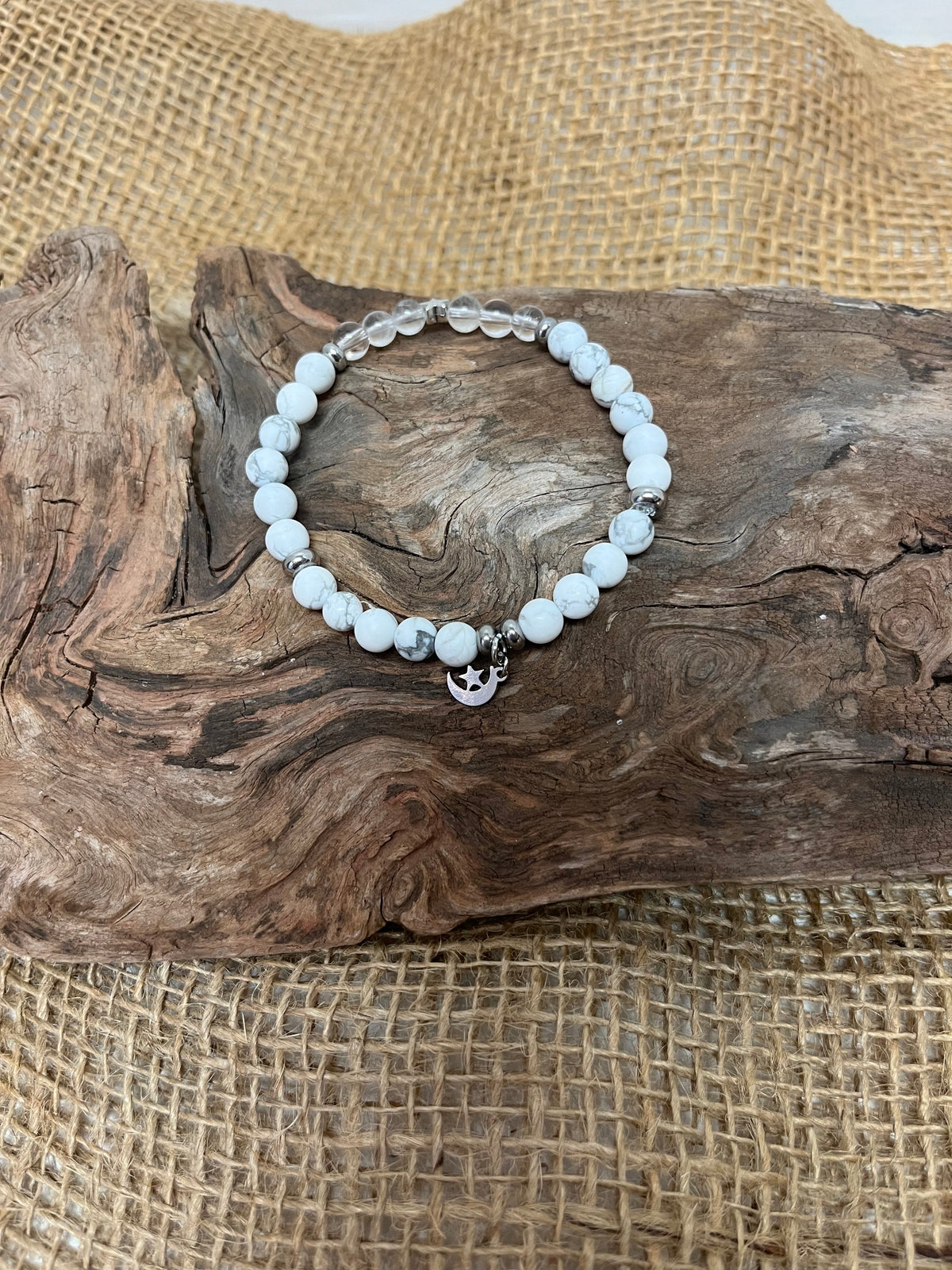 Petit bracelet perlé avec breloque