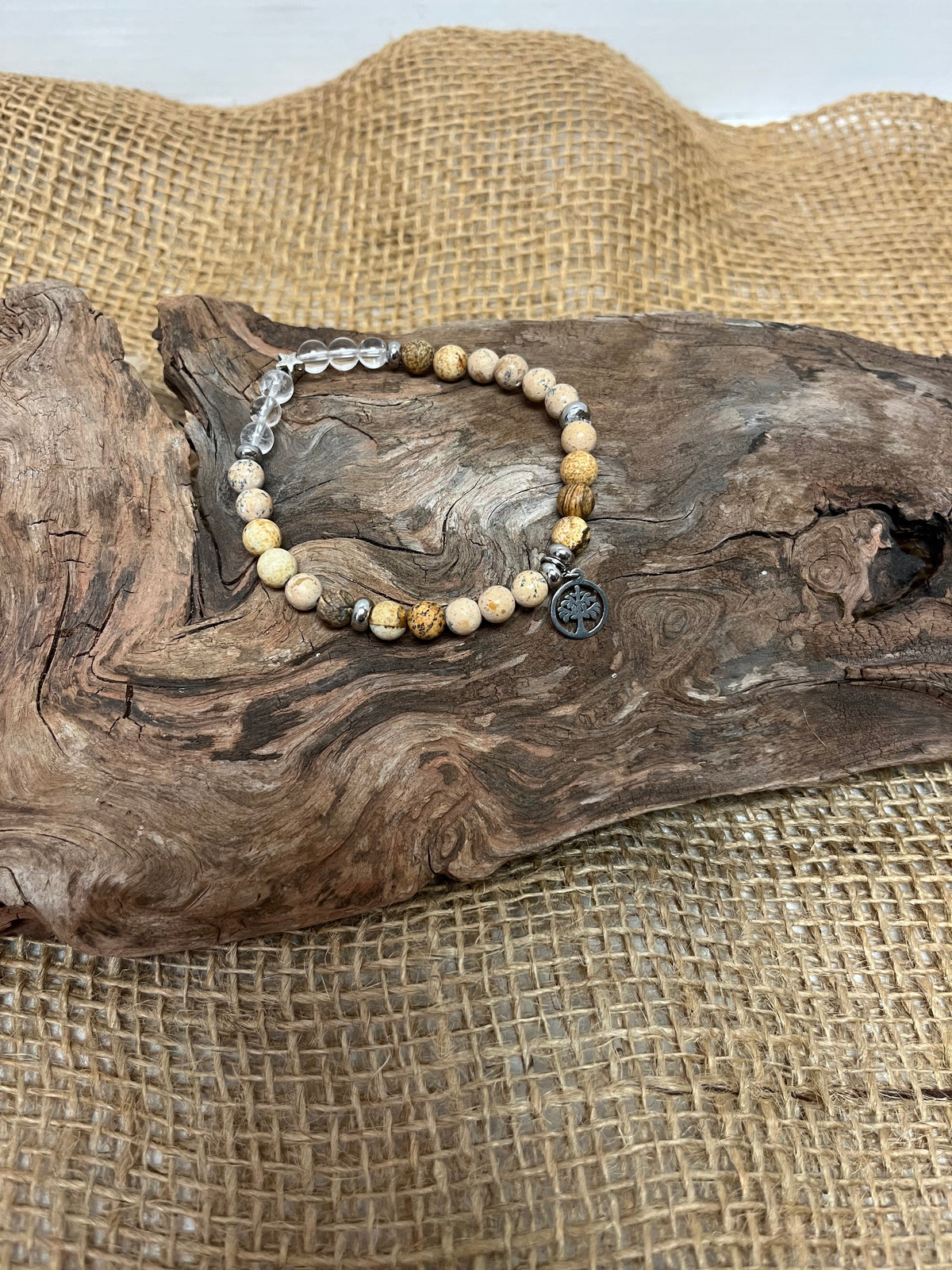 Petit bracelet perlé avec breloque