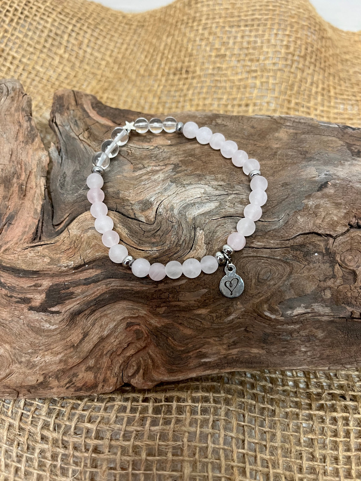 Petit bracelet perlé avec breloque