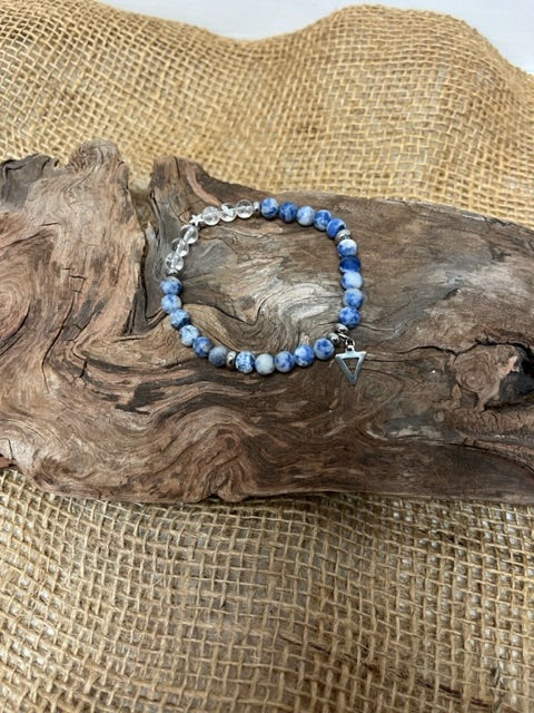 Petit bracelet perlé avec breloque