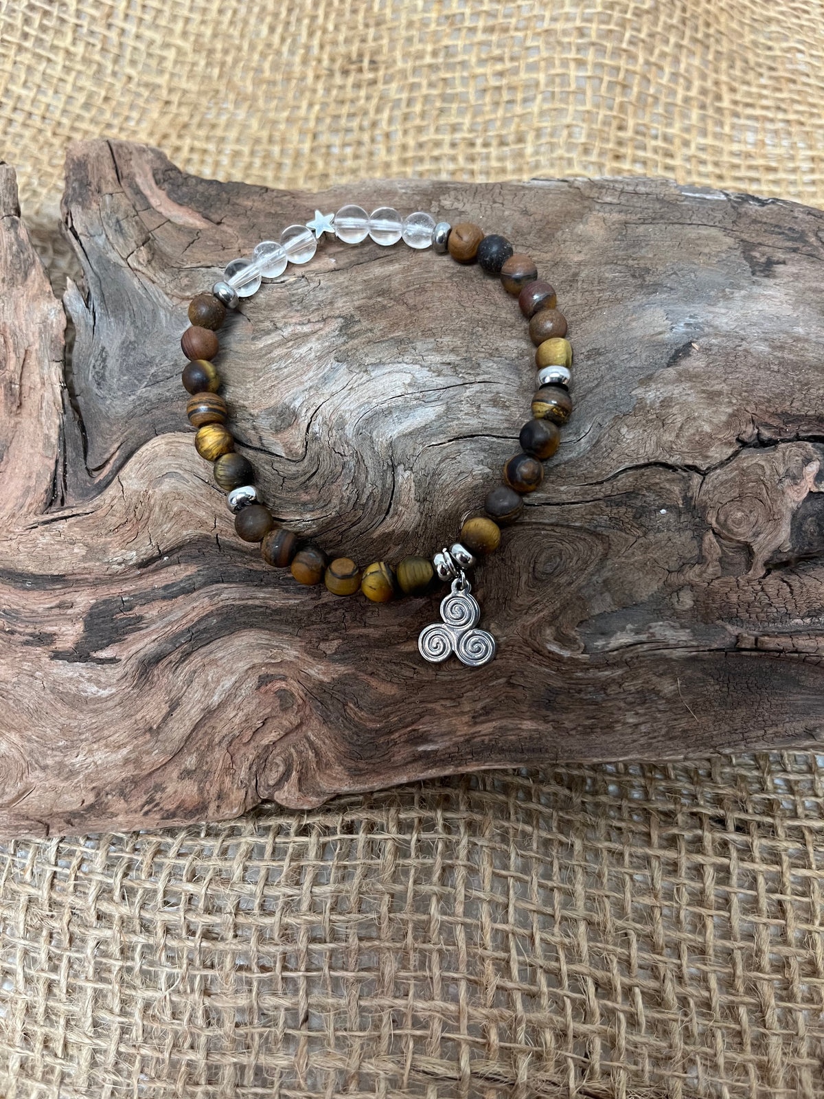 Petit bracelet perlé avec breloque