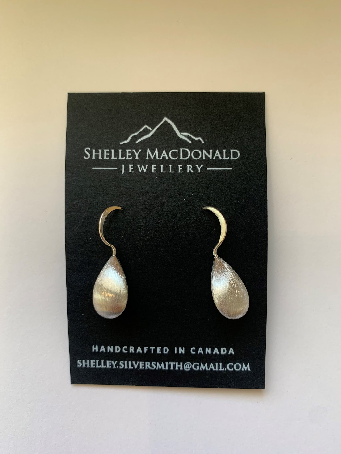 Boucles d'oreilles pendantes en forme de larme creuse avec finition brossée