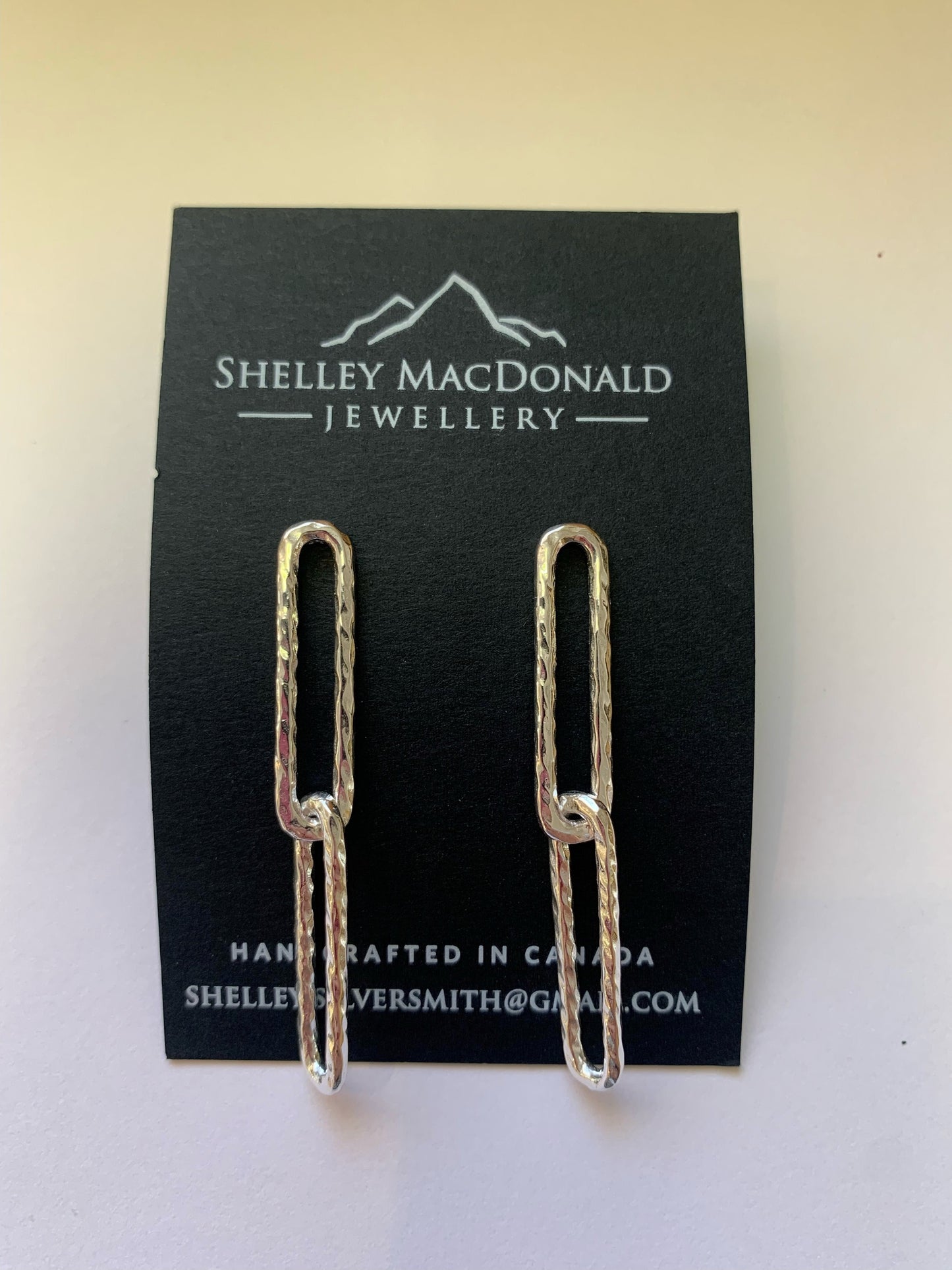 Boucles d'Oreilles Pendantes Longues Style Double Trombone Martelé