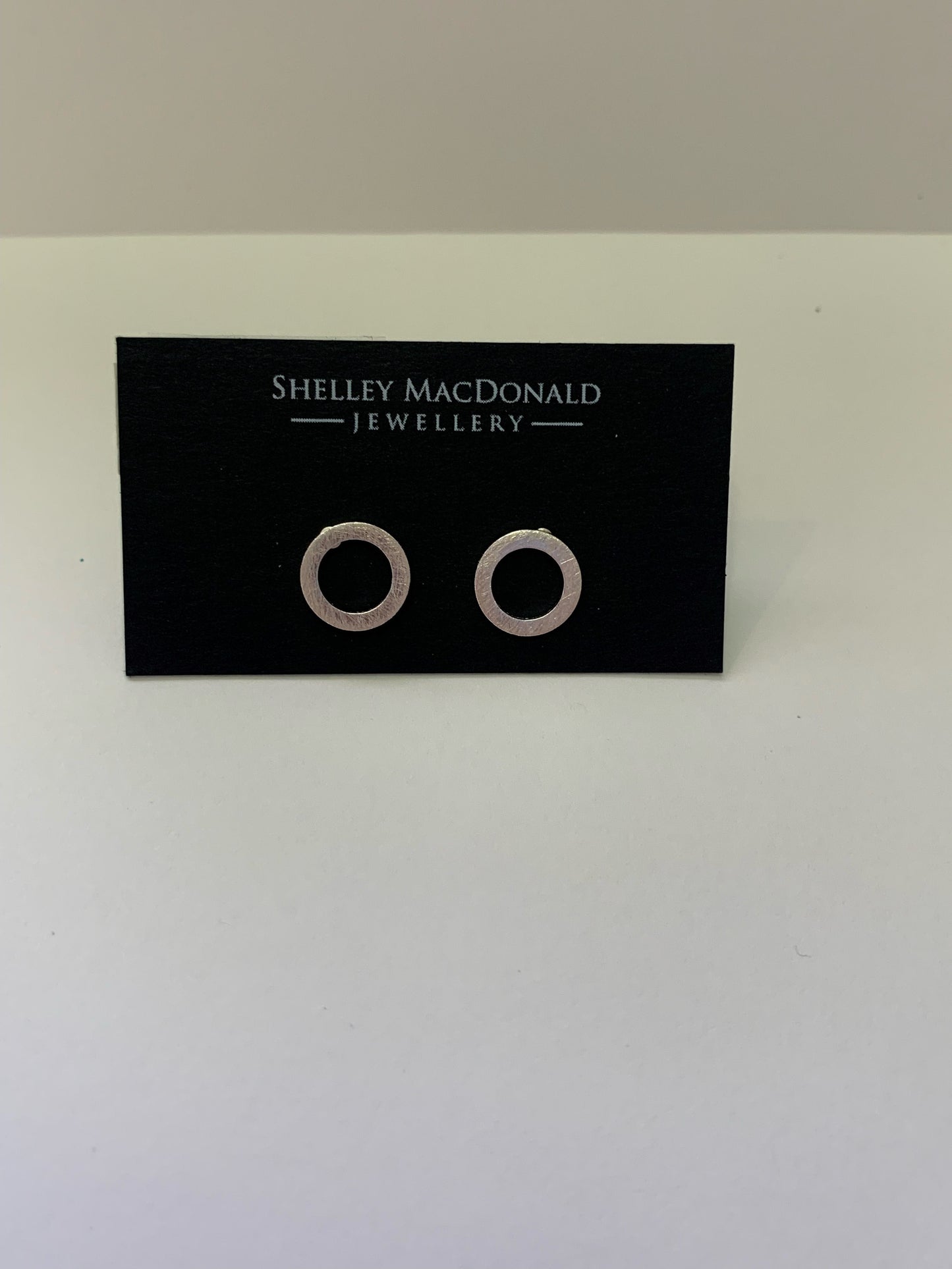 Boucles d'oreilles à tige découpées en petit cercle brossé