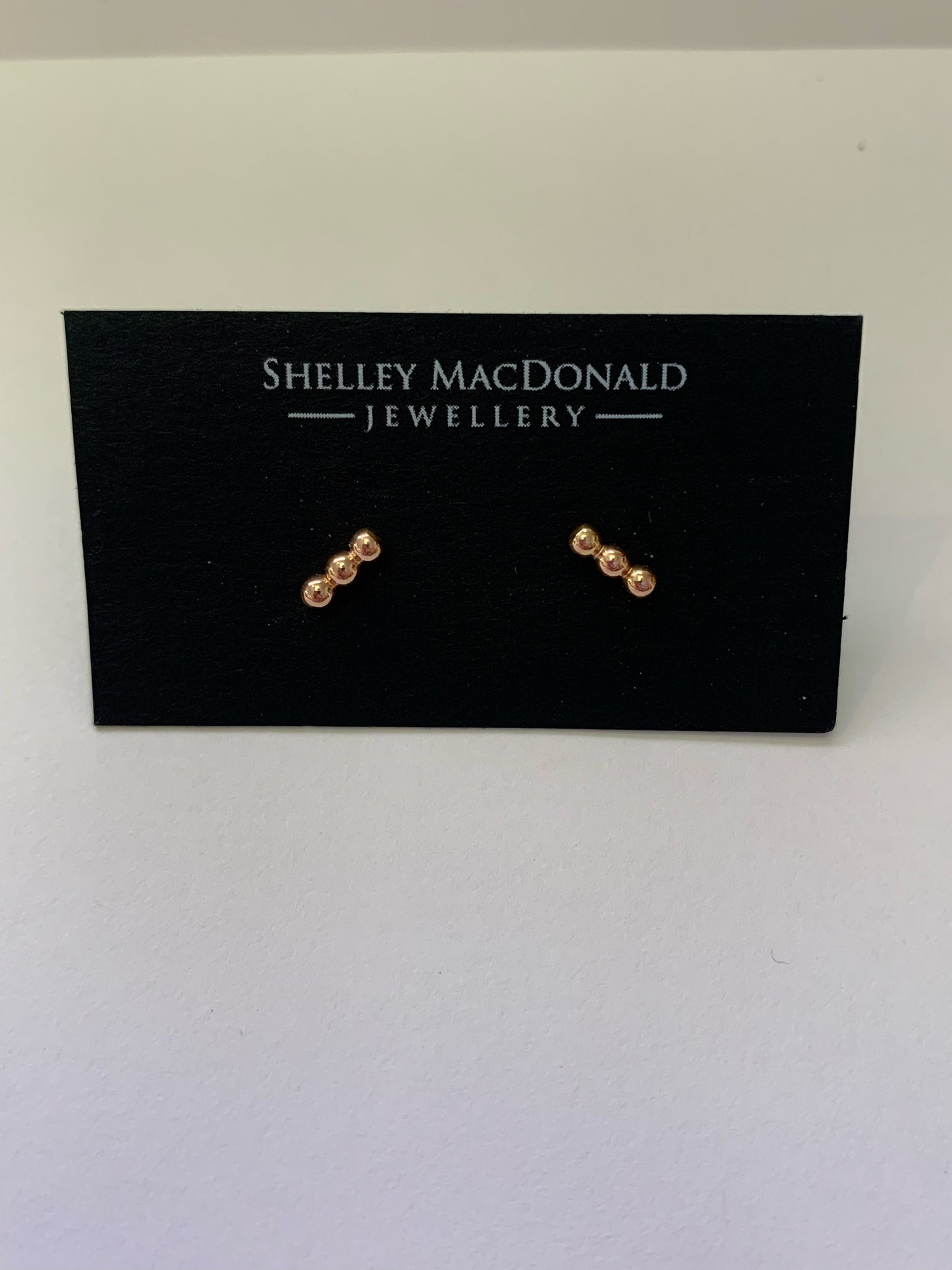 Boucles d'oreilles remplies d'or à trois perles