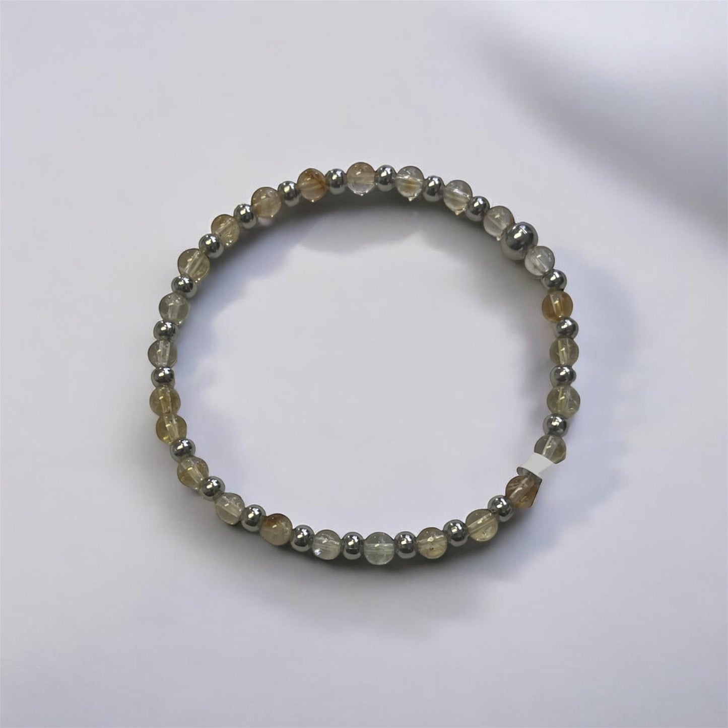 Petit bracelet perlé avec breloque