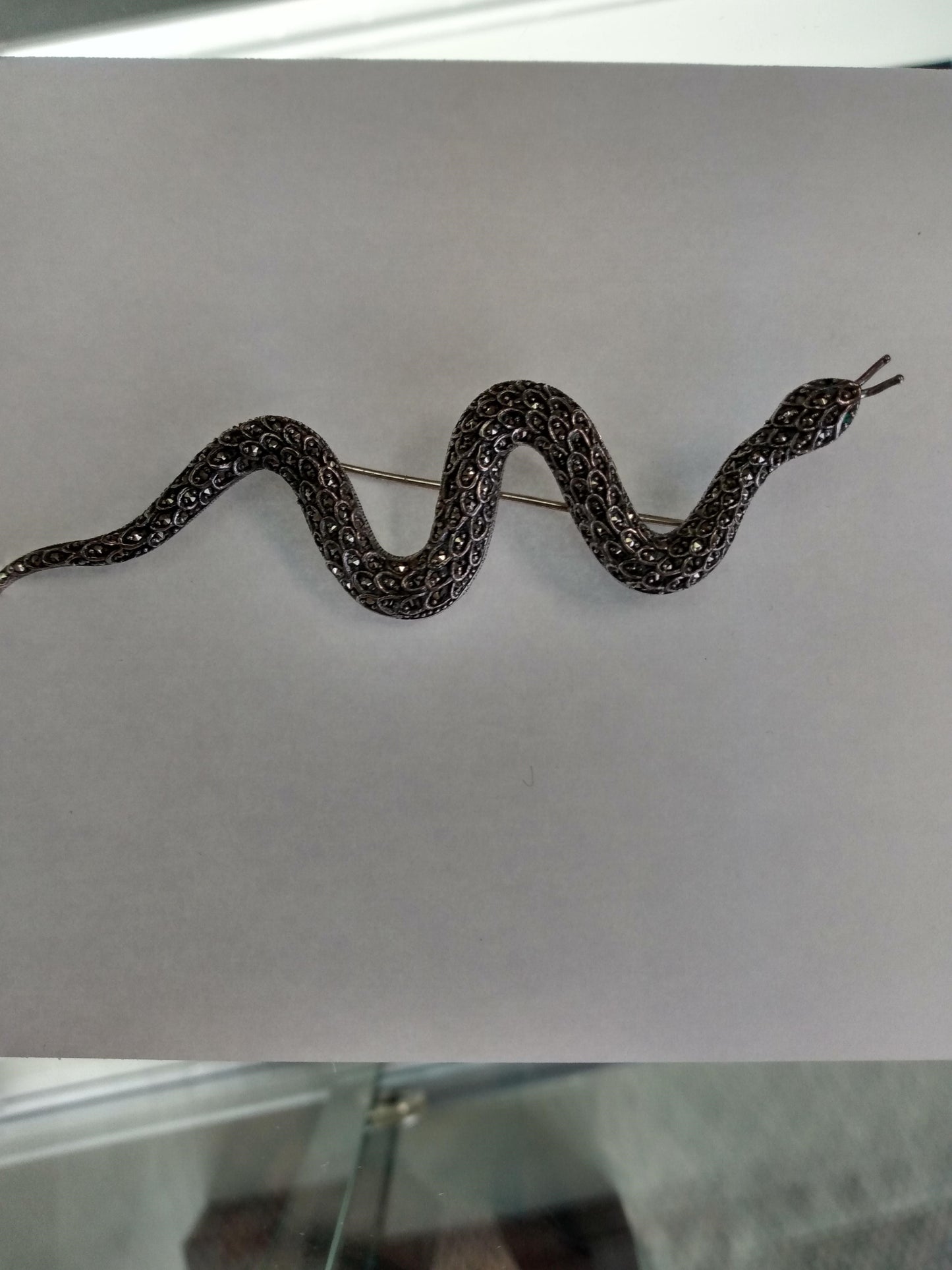 Broche Serpent en Marcassite aux Yeux d'Émeraude